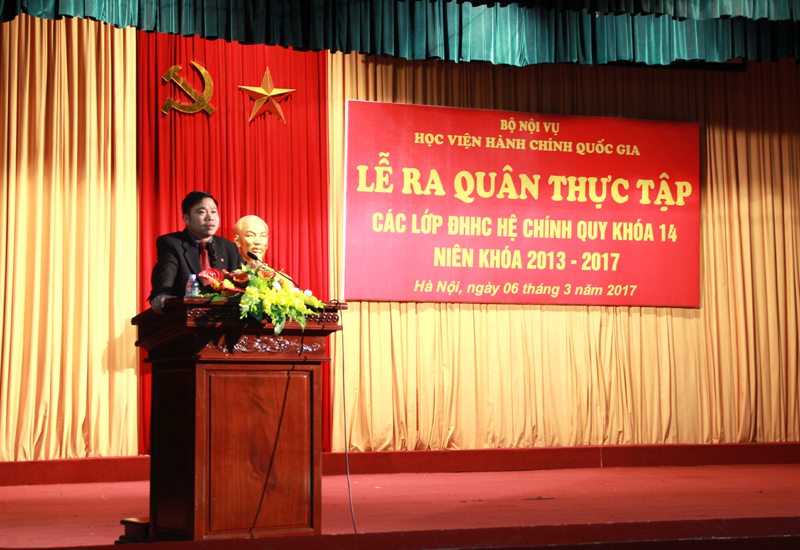 PGS.TS. Nguyễn Văn Hậu gửi lời chúc tới các em sinh viên 