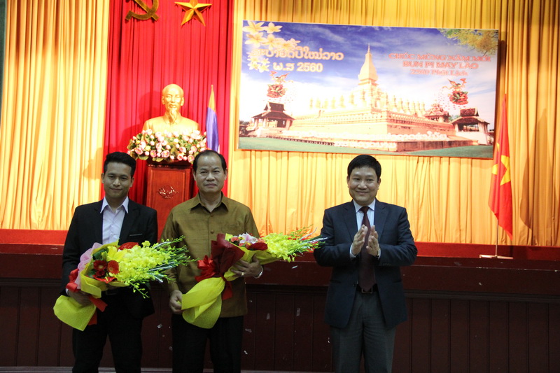 TS. Lê Như Thanh tặng hoa chúc mừng Tết Bunpimay cho đại diện Đại sứ quán Lào và đại diện lưu học sinh Lào tại Học viện