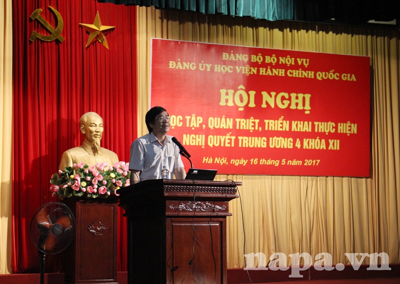 PGS.TS. Nguyễn Minh Tuấn báo cáo tại Hội nghị
