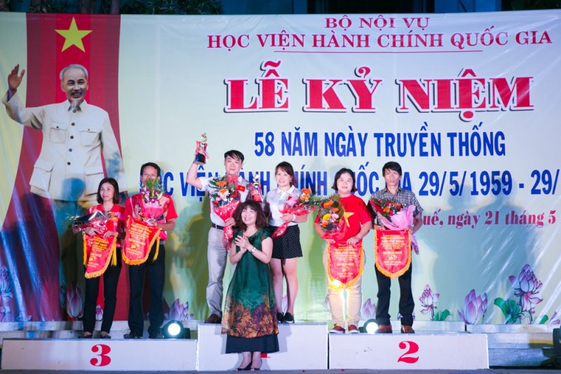 PGS.TS. Lê Thị Vân Hạnh trao giải cho các đội đoạt giải môn cầu lông (đôi nam - nữ)
