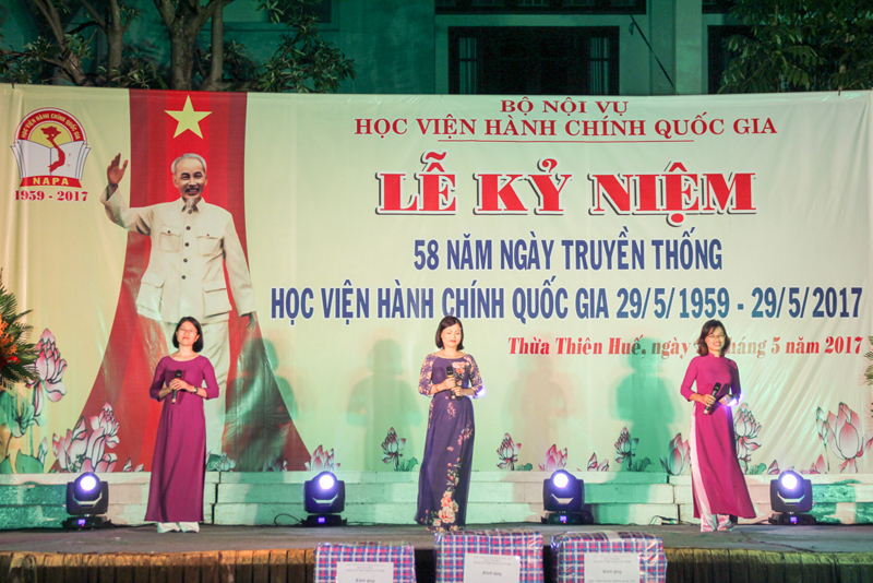 Tiết mục văn nghệ của Đoàn Học viện tại Hà Nội