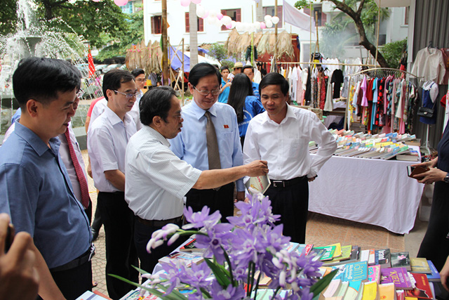  Bộ trưởng Bộ Nội vụ Lê Vĩnh Tân và Thứ trưởng Triệu Văn Cường đến tham quan Hội chợ  