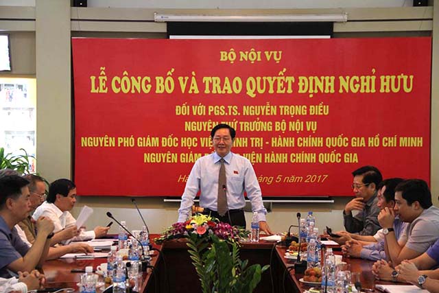 Đồng chí Lê Vĩnh Tân – Bộ trưởng Bộ Nội vụ trao quyết định nghỉ hưu của Ban Bí thư cho PGS.TS. Nguyễn Trọng Điều