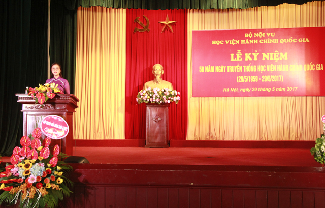 Sinh viên Nguyễn Thị Thanh Trang – Lớp KH15TT, đại diện cho các khóa sinh viên phát biểu cảm nghĩ 