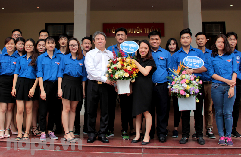 Các đơn vị trong và ngoài Học viện tặng hoa chúc mừng Đồng chí Đặng Xuân Hoan 