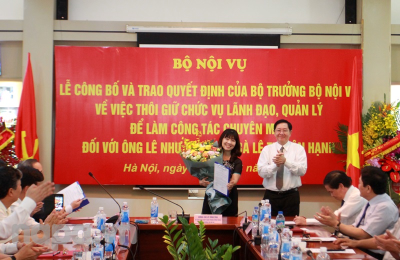 Bộ trưởng Lê Vĩnh Tân trao Quyết định và tặng hoa cho PGS.TS. Lê Thị Vân Hạnh