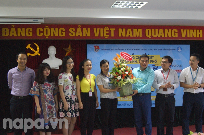 Đoàn Khối tặng hoa cảm ơn Lãnh đạo đơn vị đăng cai tổ chức cuộc thi