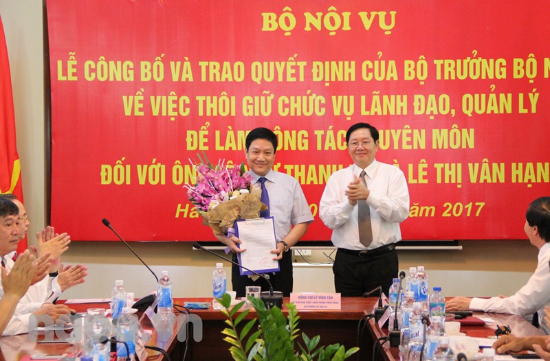Bộ trưởng Lê Vĩnh Tân trao Quyết định và tặng hoa cho TS. Lê Như Thanh