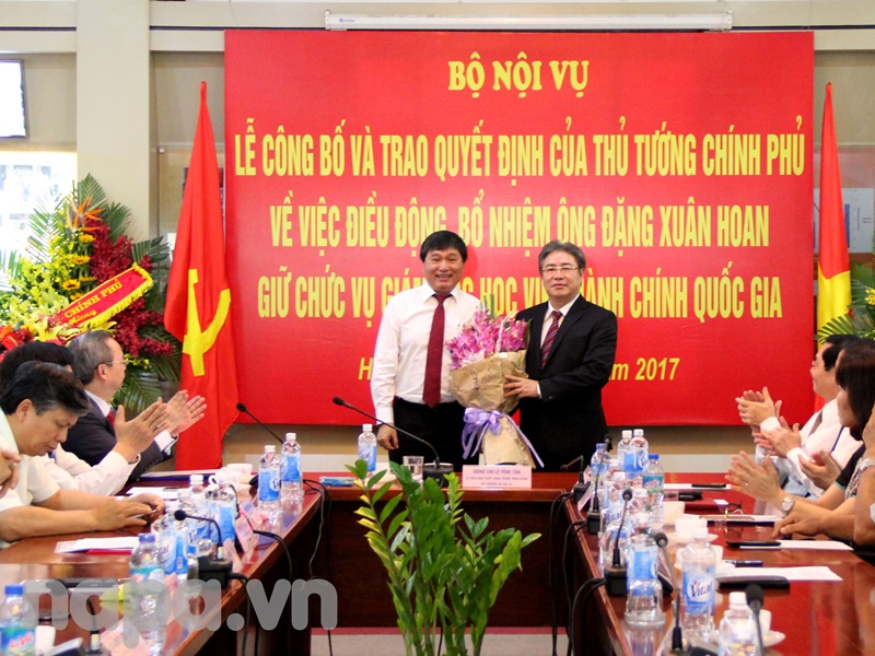 Đồng chí Nguyễn Đức Bình tặng hoa chúc mừng tân Giám đốc Học viện