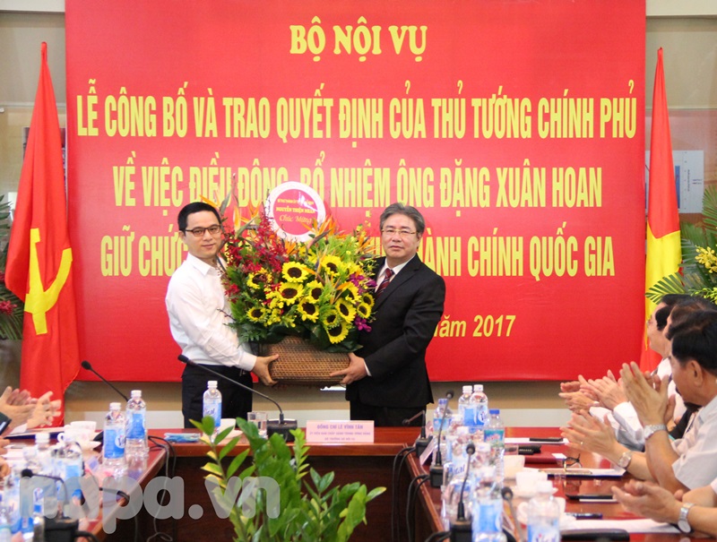 Uỷ viên Bộ Chính trị, Bí thư Thành ủy TP. Hồ Chí Minh Nguyễn Thiện Nhân gửi lẵng hoa chúc mừng tân Giám đốc Học viện