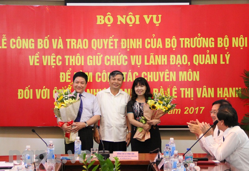 Thứ trưởng Nguyễn Trọng Thừa tặng hoa cho TS. Lê Như Thanh và PGS.TS. Lê Thị Vân Hạnh