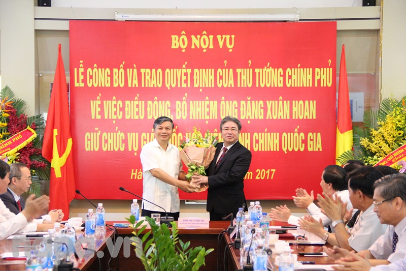 Thứ trưởng Nguyễn Trọng Thừa tặng hoa chúc mừng Đồng chí Đặng Xuân Hoan