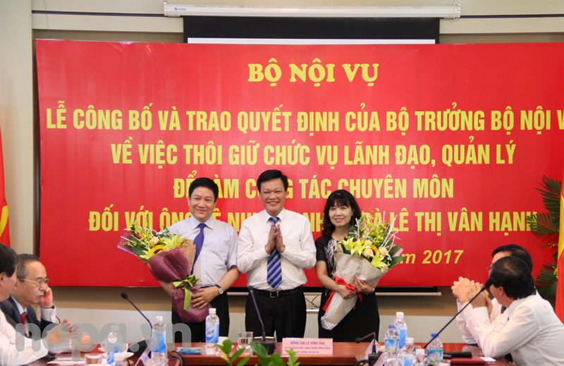  Thứ trưởng Nguyễn Duy Thăng tặng hoa cho TS. Lê Như Thanh và PGS.TS. Lê Thị Vân Hạnh
