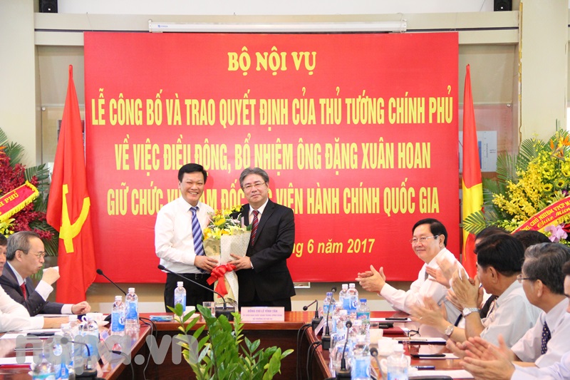 Thứ trưởng Nguyễn Duy Thăng tặng hoa chúc mừng Đồng chí Đặng Xuân Hoan