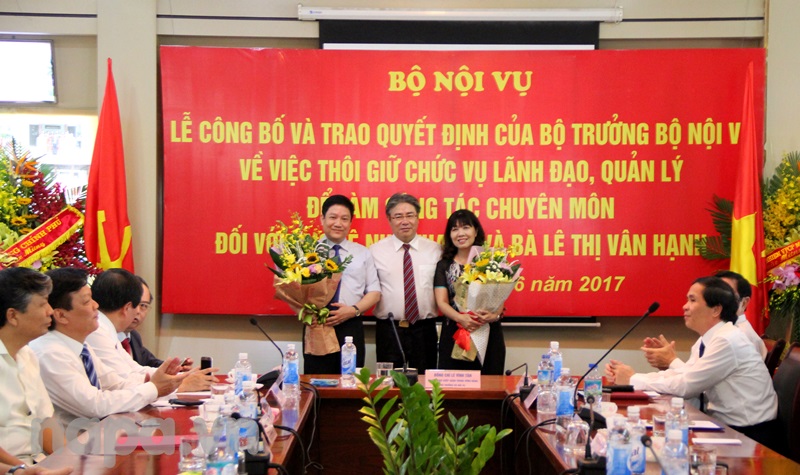 Giám đốc Đặng Xuân Hoan tặng hoa cho TS. Lê Như Thanh và PGS.TS. Lê Thị Vân Hạnh