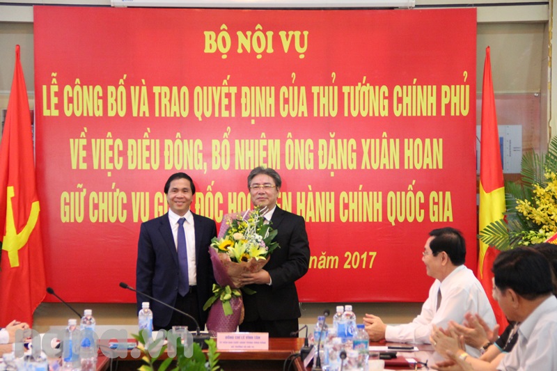 Thứ trưởng Triệu Văn Cường tặng hoa chúc mừng Đồng chí Đặng Xuân Hoan