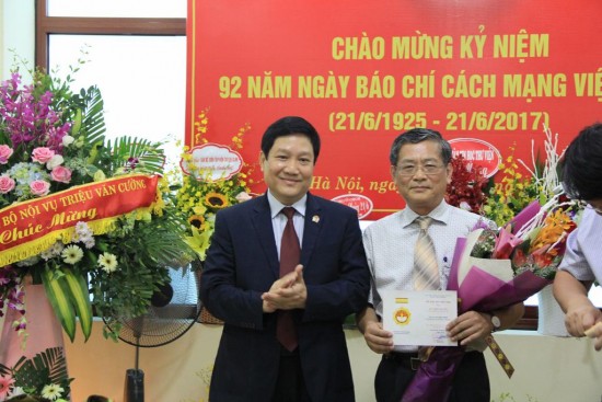 TS. Lê Như Thanh trao kỷ niệm chương cho PGS.TS. Lưu Kiếm Thanh.