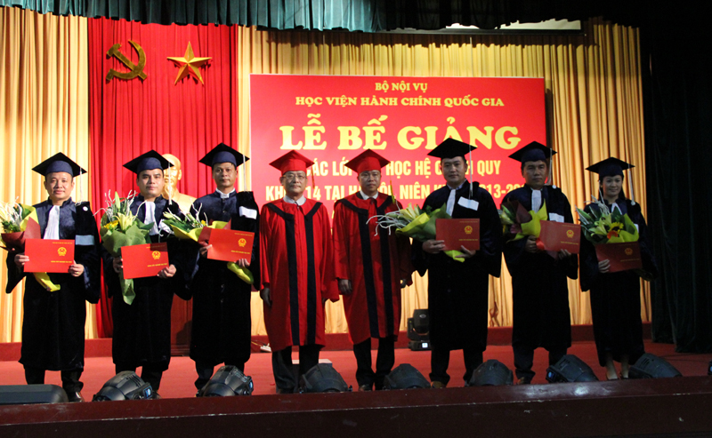 Lãnh đạo Học viện trao bằng cho các sinh viên Lào 
