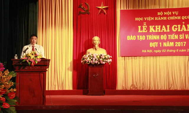 Học viên Vũ Hồng Quang đại diện cho các tân học viên cao học phát biểu cảm tưởng tại buổi lễ 