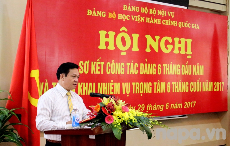 Đồng chí Hoàng Quang Đạt – Phó Bí thư Đảng ủy Học viện trình bày dự thảo báo cáo công tác 6 tháng đầu năm, phương hướng, nhiệm vụ 6 tháng cuối năm 2017