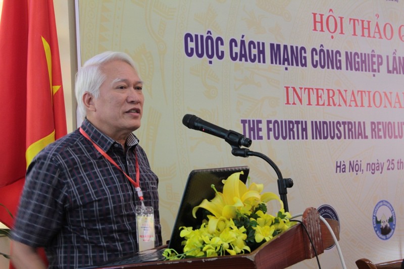 PGS.TS. Nguyễn Chu Hồi – Trường Đại học Khoa học Tự nhiên trình bày tham luận tại Hội thảo