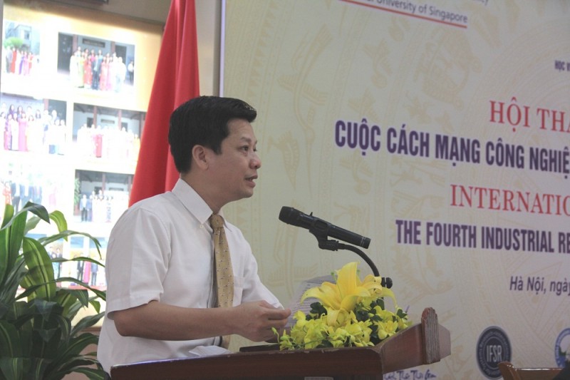 TS. Đặng Thành Lê – Phó Viện trưởng phụ trách Viện Nghiên cứu Khoa học hành chính giới thiệu đại biểu tham dự Hội thảo