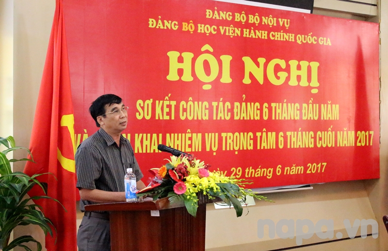 Đồng chí Ngô Văn Trân – Bí thư Chi bộ cơ sở miền Trung phát biểu tham luận tại Hội nghị