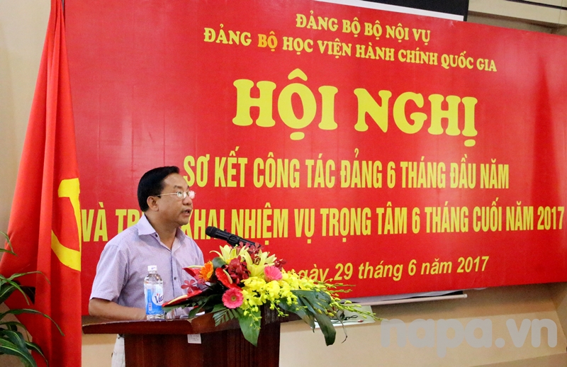 Đồng chí Nguyễn Đăng Quế - Bí thư Chi bộ Phân viện khu vực Tây Nguyên phát biểu tham luận tại Hội nghị