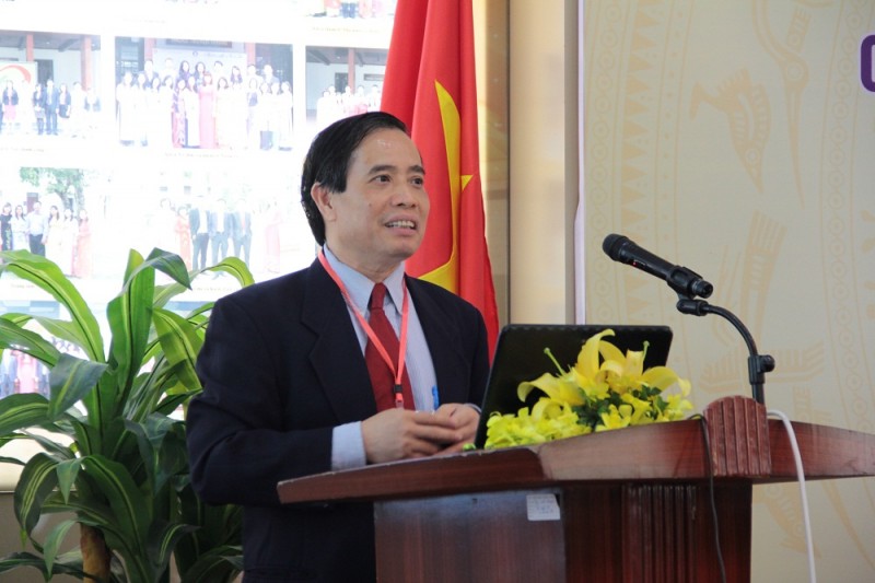 GS.TS. Vũ Minh Khương – Trường Chính sách công Lý Quang Diệu trình bày tham luận tại Hội thảo