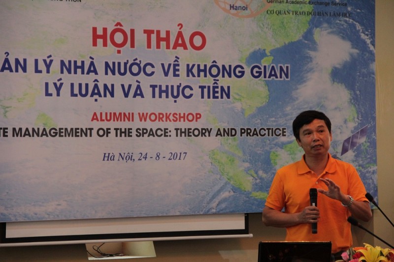  TS. Lê Như Ngà - Viện Cơ học, Viện Hàn lâm Khoa học và Công nghệ Việt Nam trình bày tham luận tại Hội thảo