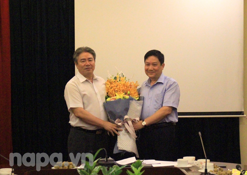 Đồng chí Đặng Xuân Hoan tặng hoa và bày tỏ sự ghi nhận đối với Đồng chí Lê Như Thanh