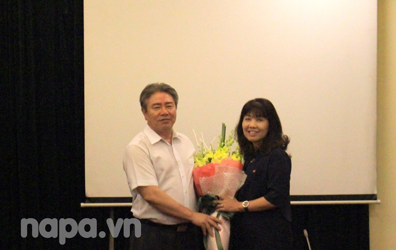 Đồng chí Đặng Xuân Hoan tặng hoa và bày tỏ sự ghi nhận đối với Đồng chí Lê Thị Vân Hạnh