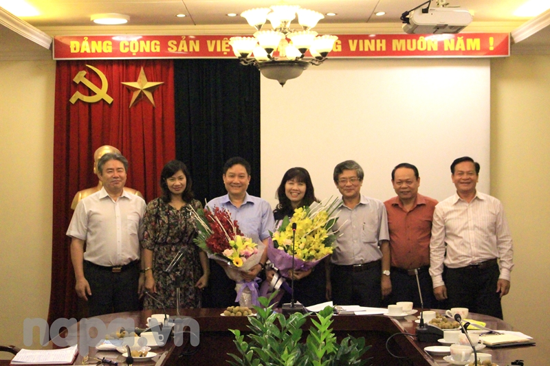 Ban Thường vụ Đảng ủy và Ban Giám đốc Học viện chụp ảnh lưu niệm cùng Đồng chí Lê Như Thanh và Đồng chí Lê Thị Vân Hạnh