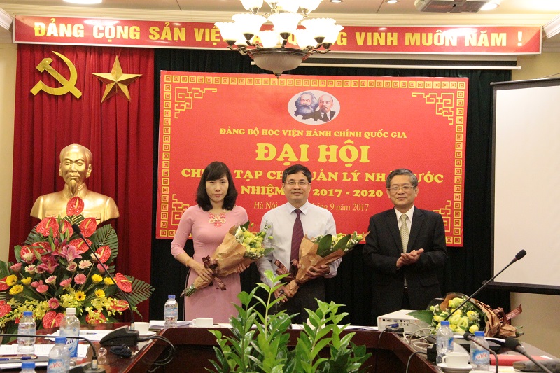  PGS.TS. Lưu Kiếm Thanh - Đảng ủy viên, tặng hoa chúc mừng Chi ủy mới