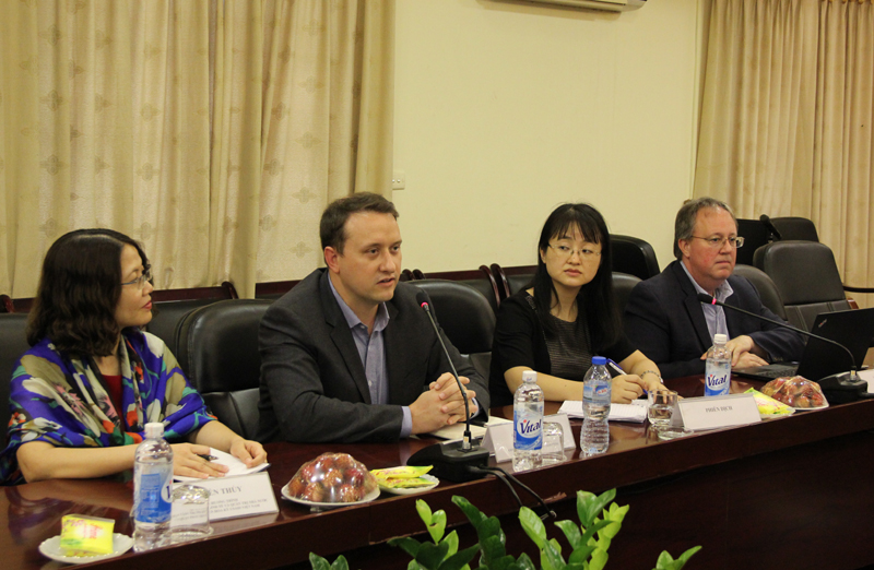 Ông Mike Bradow, Điều phối khu vực Châu Á, Trung tâm DRG, USAID phát biểu tại buổi làm việc