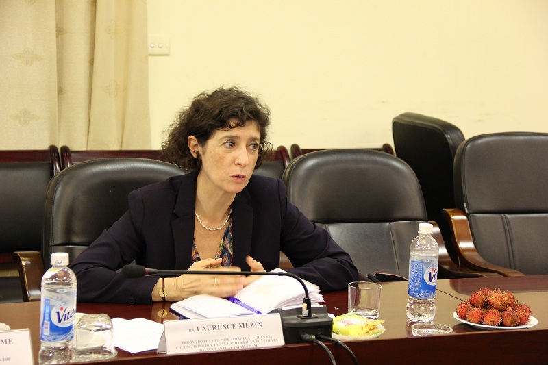 Bà Laurence Mézin, cán bộ chương trình hợp tác về hành chính và phân quyền, Đại sứ quán Cộng hòa Pháp tại Việt Nam phát biểu tại buổi làm việc