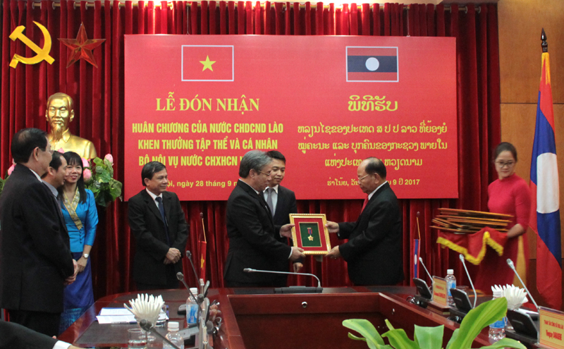 Đồng chí Khamman Sounvileuth, Ủy viên Trung ương Đảng Nhân dân Cách mạng Lào, Bộ trưởng Bộ Nội vụ Lào trao Huân chương Lao động hạng I cho Học viện Hành Chính Quốc gia