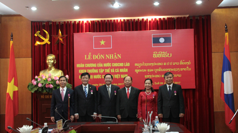 Đồng chí Khamman Sounvileuth, Bộ trưởng Bộ Nội vụ Lào; Bộ trưởng Lê Vĩnh Tân và các Thứ trưởng Bộ Nội vụ chụp hình lưu niệm