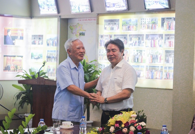 TS. Đặng Xuân Hoan – Giám đốc Học viện trao đổi với nguyên Phó Thủ tướng Vũ Khoan tại Tọa đàm