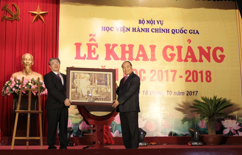 Thủ tướng Chính phủ tặng quà lưu niệm cho Học viện