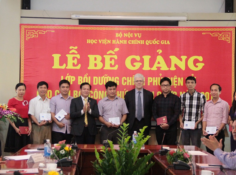 Thừa ủy quyền của lãnh đạo Học viện, TS. Hoàng Quang Đạt trao Chứng chỉ hoàn thành khóa học cho các học viên