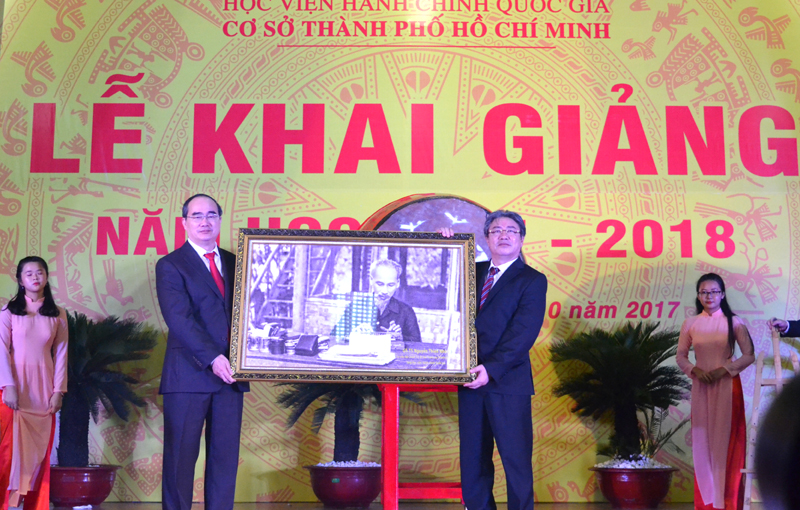  GS.TS. Nguyễn Thiện Nhân trao tặng ảnh chân dung Chủ tịch Hồ Chí Minh cho TS. Đặng Xuân Hoan