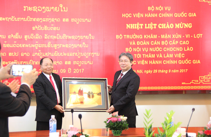Giám đốc Học viện và Bộ trưởng nước CHDCND Lào trao quà lưu niệm 