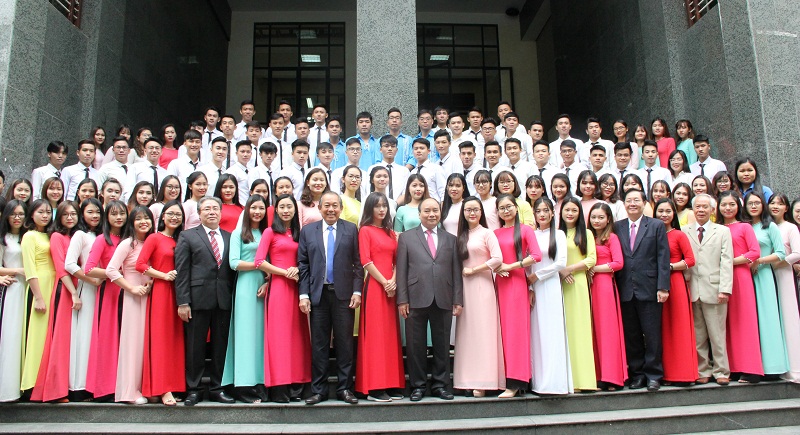 Thủ tướng Chính phủ chụp ảnh lưu niệm cùng các em sinh viên