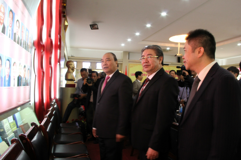 Thủ tướng Nguyễn Xuân Phú làm việc tại phòng truyền thống của Học viện