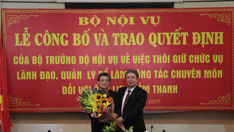 Giám đốc Học viện Đặng Xuân Hoan tặng hoa chúc mừng PGS.TS. Lưu Kiếm Thanh