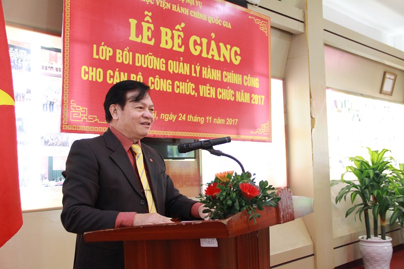 Thừa ủy quyền của lãnh đạo Học viện, TS. Hoàng Quang Đạt phát biểu chúc mừng các học viên