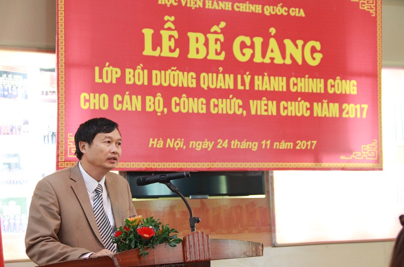 Ông Nguyễn Minh Hòa – Giám đốc Sở Nội vụ tỉnh Sơn La, đại diện học viên tham gia khóa bồi dưỡng phát biểu tại Lễ bế giảng