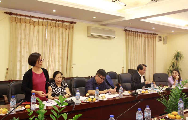 Cô Nguyễn Thị Hương - Giảng viên khoa QLNN về xã hội trình bày ý kiến tại Tọa đàm
