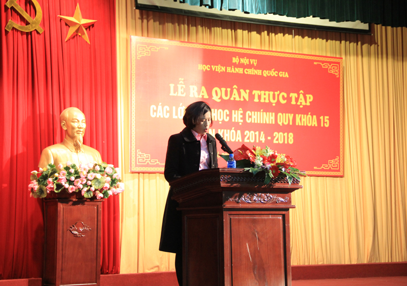 ThS. Lý Kim Bình công bố lý do, giới thiệu đại biểu tới dự buổi Lễ ra quân thực tập của sinh viên đại học chính quy KH15